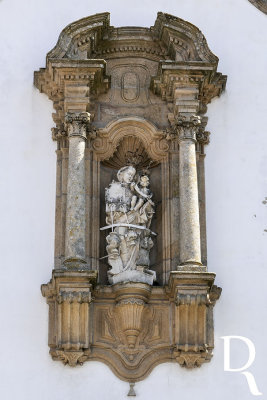  (...) Sc. 18 - reconstruo; A Misericrdia regeu-se inicialmente pelos estatutos de Lisboa, sendo em 1662 confirmados estatutos prprios, que vigoraram at 1880, data da aprovao dos atuais; o seu rendimento era de 7.350$00 em 1897 / 1898; Incorporou, at meados do sc. 20 o denominado Hospital Velho, mantendo ainda em funcionamento uma farmcia; no edifcio do antigo hospital funciona o Centro de Assistncia Social ( Infantrio e Cozinha Econmica ) pertencentes ao Instituto de So Miguel, a quem a Misericrdia cedeu instalaes. (...)

Margarida Conceio [excertos], in http://www.monumentos.gov.pt/Site/APP_PagesUser/SIPA.aspx?id=3913 