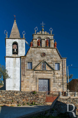  Macedo de Cavaleiros, Vilarinho de Agrocho.
 
Arquitetura religiosa, barroca.

Proteo: Imvel de Interesse Pblico.

Cronologia: Sc. 18 - construo do templo, consagrado a Santo Anto; 1736 / 1746 - era abade de Vilarinho de Agrocho Francisco de Morais Dontel *2; a torre sineira  de construo posterior  da igreja; sc. 20 - provvel pintura das janelas em trompe l'oeil.

( Ernesto Jana e Paula No [excertos], http://www.monumentos.gov.pt/Site/APP_PagesUser/SIPA.aspx?id=2683 ) 