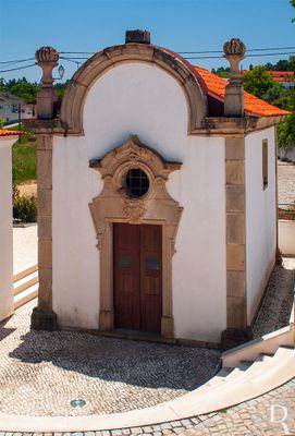 Cronologia: 1210 - D. Sancho I doa o território designado por manzanas a D. Maria País Ribeira; 1434 - D. Duarte concede a D. Pedro de Meneses, 2º conde de Viana e 1º conde de Vila Real a prerrogativa de nomear alcaides, juízes, tabeliães nos lugares de Chão de Couce, a saber, Maçãs de D. Maria, Aguda e Avelar e o lugar de Couce; 1451 - D. Afonso V confirma a posse dos direitos e tributos destas povoações a D. Pedro de Meneses, 3º conde de Vila Real e 1º marquês do mesmo título; 1514 - D. Manuel cria o concelho de Maçãs de D. Maria; 1641 - passa para a Coroa a Casa dos marqueses de Vila Real, por sentença de morte e confiscação de bens contra os detentores, por conspirarem a favor de Castela; transitando depois para a Casa do Infantado, na pessoa do infante D. Pedro; (...)
Lurdes Perdigão (excertos), in http://www.monumentos.gov.pt/Site/APP_PagesUser/SIPA.aspx?id=1534