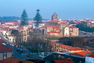  (...) Aqui foram ento erguidas a Casa da Cmara e a nova Igreja paroquial. Esta P. opunha-se  P. Velha (actual P. da Repblica) situada junto do rio e antigo Campo da Feira. A expanso urbana de Vila do Conde nos sculos 19 e 20 desenvolveu-se segundo um padro ortogonal numa rea a O. do respectivo centro histrico. Porm, a relao entre as duas reas foi facilitada atravs da abertura de novos eixos que se sobrepuseram  malha medieval e moderna: a Av. Jos Rgio, com incio na Ponte Metlica, prolongando-se para N. pela R. 5 de Outubro ou, para O., pela R. 25 de Abril dando continuidade para a R. Coronel Alberto Graa. (...)

( Isabel Sereno e Paulo Dordio [excertos], in http://www.monumentos.gov.pt/Site/APP_PagesUser/SIPA.aspx?id=6147 ) 
*
NON-EXCLUSIVE LICENSE GRANTED TO PORTUGAL VISITOR (JP)