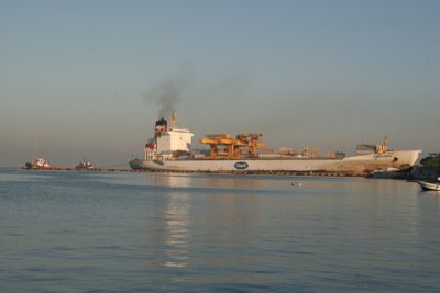 Barco de Carga en el Muelle de Puerto Barrios