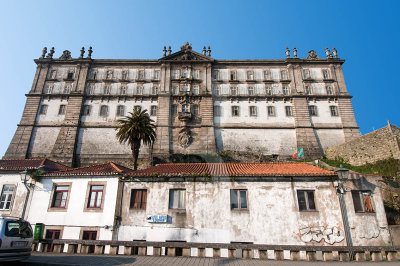  Vila do Conde, Vila do Conde.
 
Arquitetura religiosa, setecentista, e civil judicial do sc. 20.

Proteo: Em vias de classificao / Includo na Zona Especial de Proteo da Igreja do Convento de Santa Clara.

Incio da construo: Sc. 18.

ARQUITETOs: Henrique Ventura Lobo (sc. 18) / Estevo Eduardo Augusto Parada Leito (projeto de adaptao de 1903, parcialmente construdo) / Alberto da Silva Bessa (oficinas, sc. 20).

( Filipa Diniz e Lusa Avellar [excertos], in http://www.monumentos.gov.pt/Site/APP_PagesUser/SIPA.aspx?id=20692 ) 