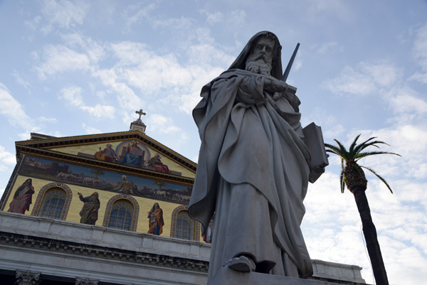 Statue of St. Paul by Giuseppe Obici at the center of the quadriportico in front of the basilica
