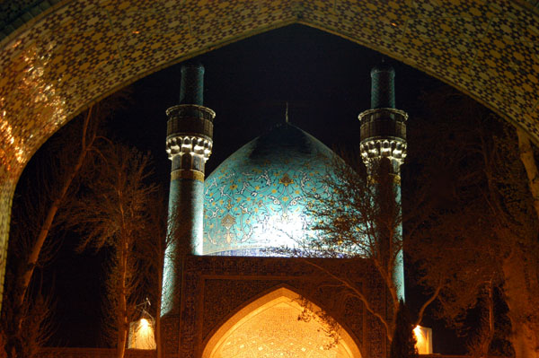 Madrasahye Chahar Bagh at night