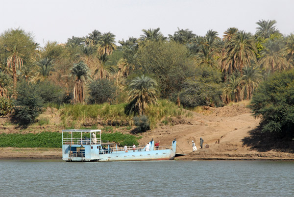 The Old Dongola ferry is on the other side as we arrive