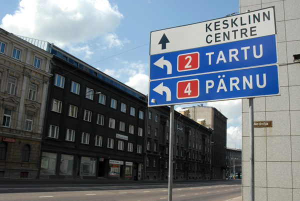 Roadsign on Narva maantee, Tallinn for Tartu and Pänru